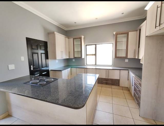 4 BEDROOM CLUSTER FOR SALE IN THREE RIVERS EAST